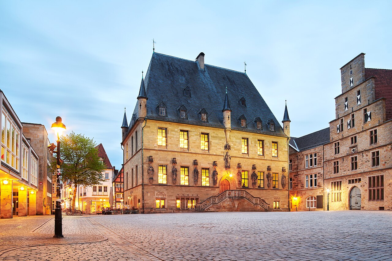 Rathaus_Osnabrück_und_Stadtwaage_bei_Dämmerung Immobilienmarkt in Osnabrück erholt sich - Immobilisimo Blog